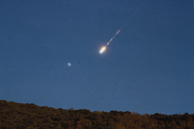 The Villalbeto de la Peña bolide casually imaged by María M Robles from Santa Columba de Corueño (León). The top dusty cloud was left by the meteorite break up. Just below the cloud we find several fragments that flew behind the main body. The Moon appears on the right for comparison.