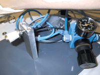 A mechanical device with a perforated rubber plug onto which the trachea is mounted and through which the pressure is applied onto the bronchial suture.