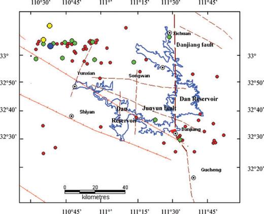 Pre-impoundment (1959–1967) distribution of seismicity in Danjiangkou Reservoir area. The red lines show main faults, and the open circles show the locations of villages. The blue, yellow, green and red solid circles show the earthquakes with 4.0 ≤M < 5.0, 3.0 ≤M < 4.0, 2.0 ≤M < 3.0 and M≥ 1.0, respectively.