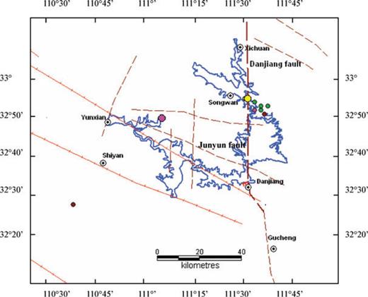 Seismicity distribution in the fifth stage (1979 April 16 to 1987 December 31). The solid circles show the locations of earthquakes in different years (green, 1979; dark red, 1980; pink, 1981 and yellow, 1984). The size of the circles is related to its magnitude, the smaller (1.0 ≤M < 2.0) and the larger (2.0 ≤M < 3.0).