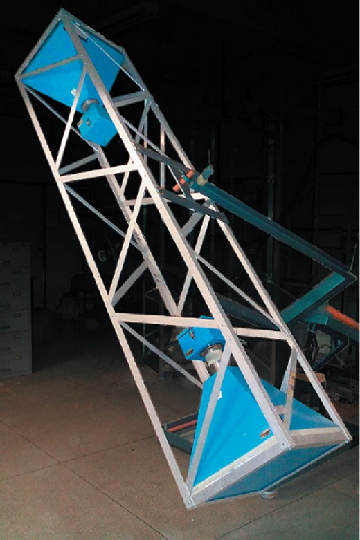 One of the five Tupi telescopes; each one is constituted by two detectors (plastic scintillator 50 cm × 50 cm × 3 cm) within the pyramidal box at the top and bottom positions. On top of each pyramidal box is a (3-inch) photomultiplier. The separation between the detectors is 3 m. (Color online)