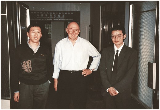 Prof. Schwarz and leaders of the Independent Max Planck Junior Research Group (left: Gang Pei; right: Gengxi Hu).