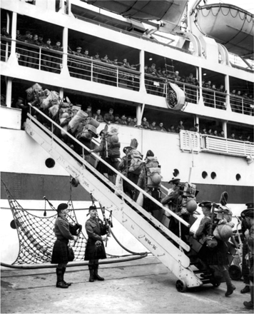 Soldiers boarding the troopship Dilwara at Southampton, November 1956.