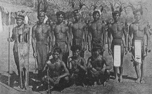  US Orthopedic surgeons used this photograph of Filipino aboriginals in order to standardise Army medical examinations of the feet. This image set the standard for the normal, ‘undeformed’ type of foot, made most apparent by the ‘spreading of the forefoot’. Source : Reproduced from Munson 1912 , p. 27. 