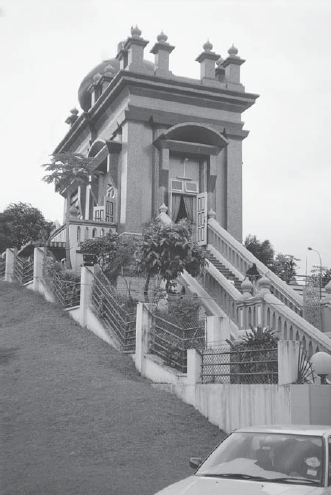 Steps to Ḥabīb Nūḥ al-Ḥabshī's Indianstyle shrine, Singapore. Photo by the author.